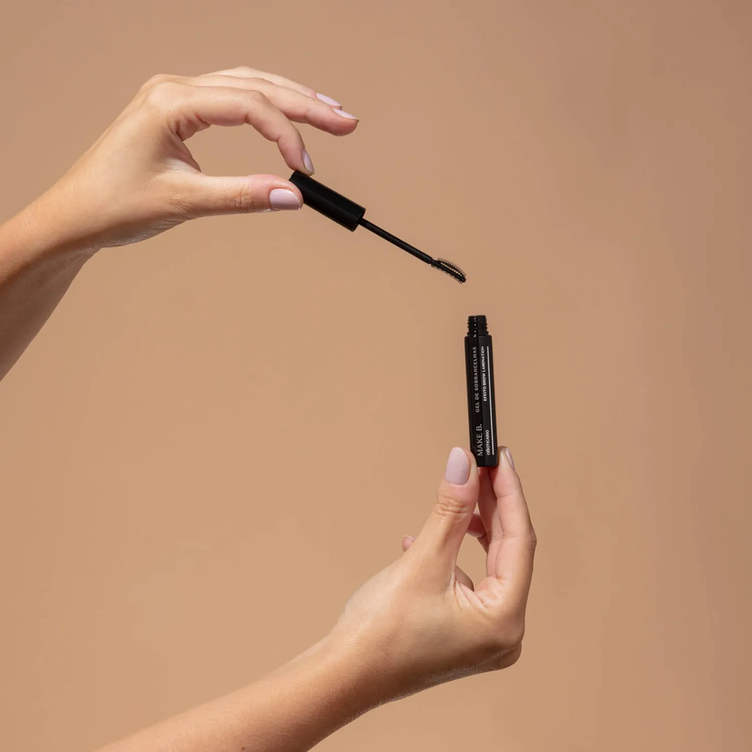 Cara | MAKE B. MASCARA DE CEJAS EN GEL BROW LAMINATION MAKE B